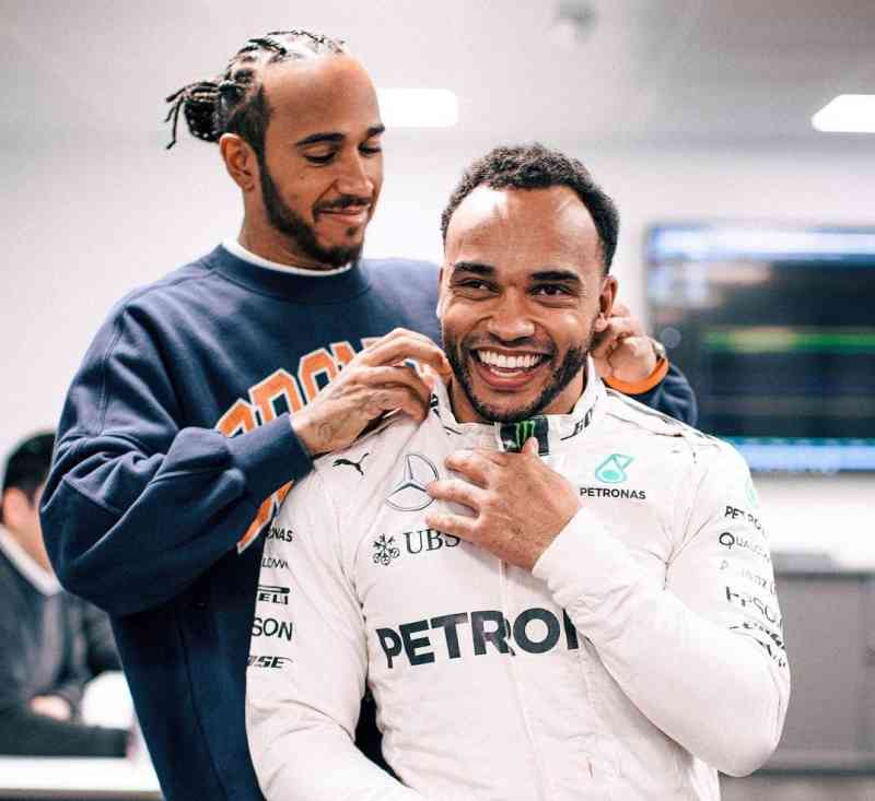 Nicolas Hamilton con su hermano, Lewis, en 2022