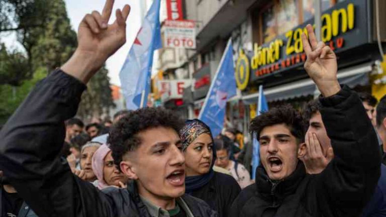 Las protestas obligan a Erdogan a dar marcha atrás en su intento de imponer un alcalde a los kurdos.