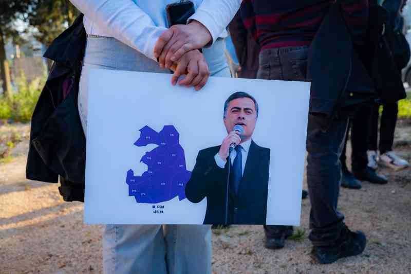 Un partidario de Abdullah Zeydan se une a las manifestaciones contra su destitución