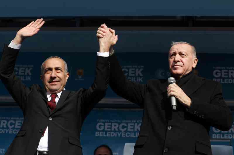 Abdulahat Arvas, a la izquierda, un candidato respaldado por el presidente Erdogan, a la derecha, reemplazó al alcalde destituido